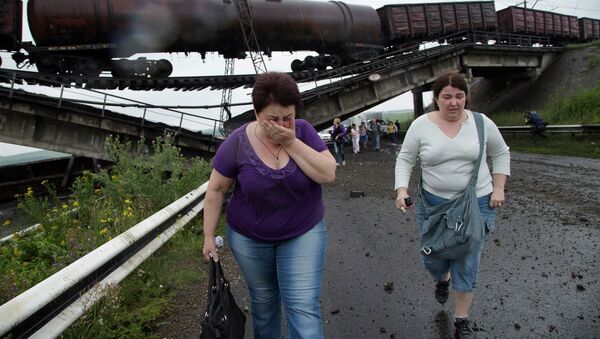 На месте взорванного железнодорожного моста под Донецком. Архивное фото