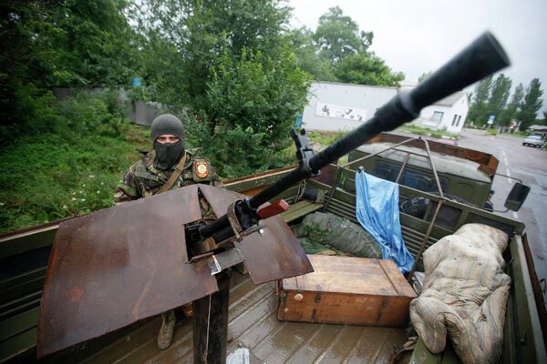 Боец батальона Восток на КПП в Донецке