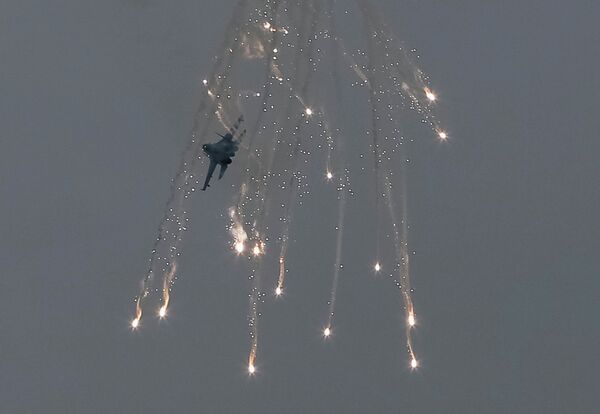 Украинский военный самолет в небе над Славянском