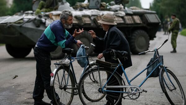 Местные жители разговаривают на одной из улиц Славянска. Архивное фото.
