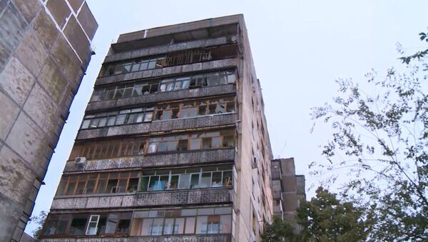 Дома с выбитыми стеклами и закрытые магазины – Луганск после обстрела