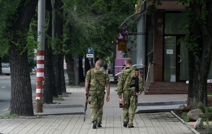 Ополченцы Донбасса на одной из улиц города Донецка