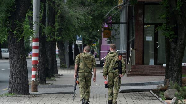 Ополченцы Донбасса на одной из улиц города Донецка