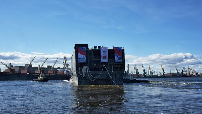 Спуск на воду кормовой части вертолетоносца класса Мистраль