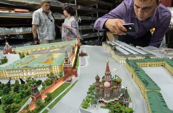 Посетители на демонстрации макета Москвы в архитектурно-строительном центре Дом на Брестской