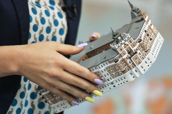 Макет здания на Сретенском бульваре демонстрируют во время показа макета Москвы в архитектурно-строительном центре Дом на Брестской