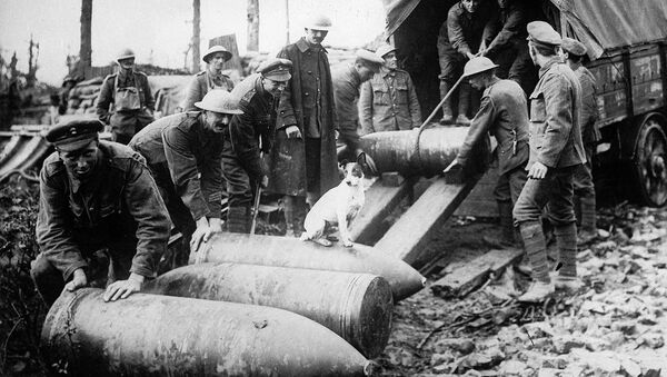 Разгрузка снарядов на Западном фронте Первой мировой войны. Архивное фото