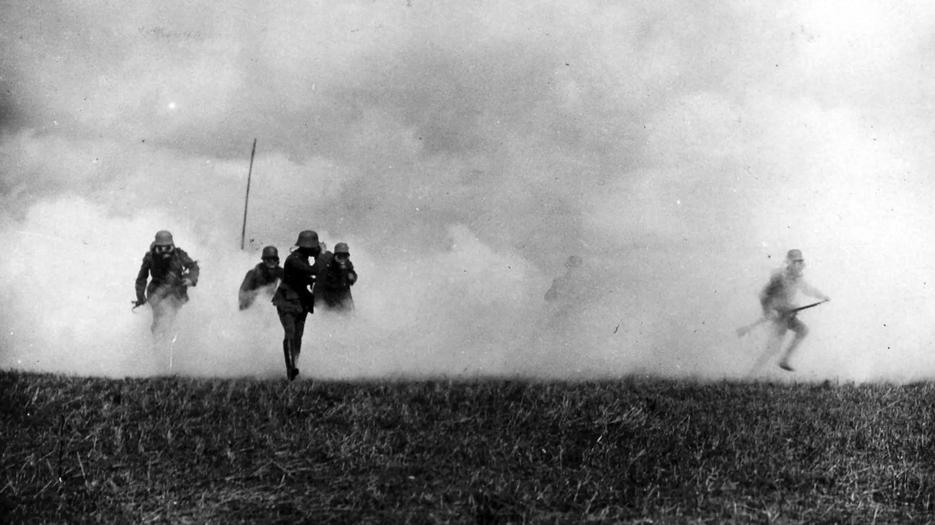 Солдат с грозой. Химическое оружие во время первой мировой войны. Химическая атака немцев.
