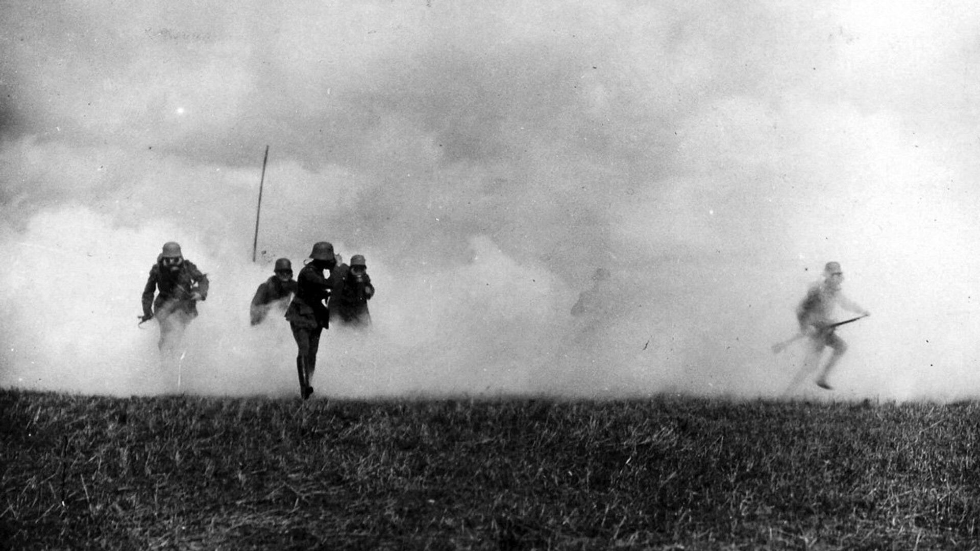 Немецкие солдаты во время газовой атаки - РИА Новости, 1920, 04.12.2021