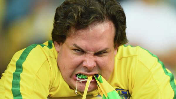 Бразильский футбольный болельщик после поражения его сборной от Германии со счетом 1-7