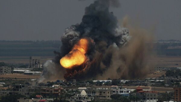 Взрыв в Секторе Газа после израильского авиаудара. Архивное фото