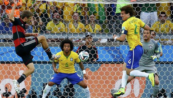 Немецкий футболист Томас Мюллер забивает первый гол в ворота сборной Бразилии