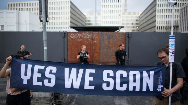 Протестующие у строящегося здания штаб-квартиры внешней разведки Германии (BND)