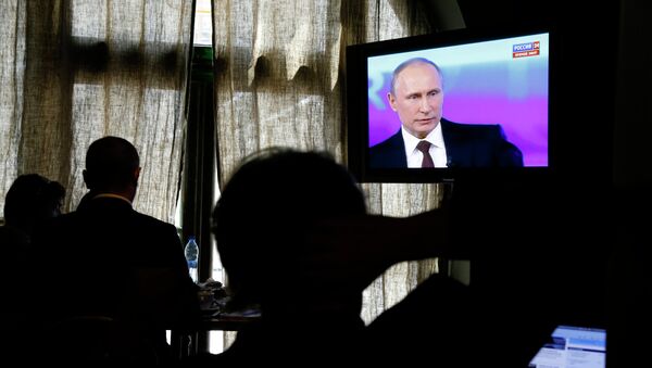 Люди смотрят российский телеканал Россия 24. Архивное фото