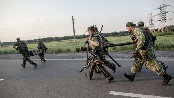 Бойцы батальона народного ополчения во время боя за аэропорт в Донецке
