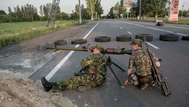 Бойцы батальона народного ополчения Восток во время боя за аэропорт в Донецке