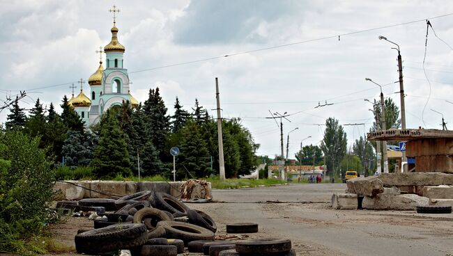 Разрушенный блокпост на одной из улиц Славянска