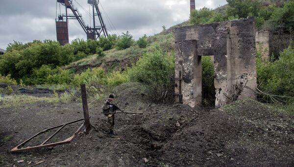 Боец ополчения на территории брошенной шахты Петровская в Донецке, которая была обстреляна украинскими ВВС. Архивное фото.