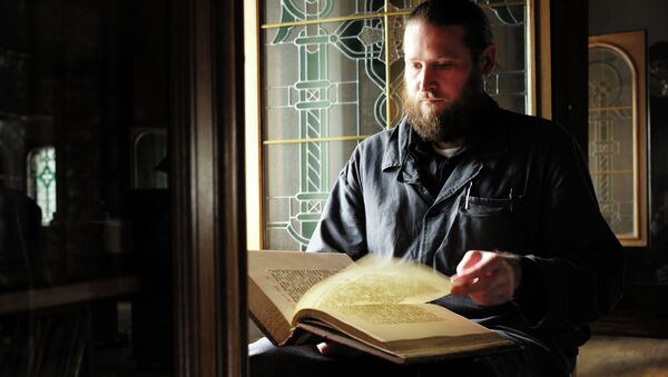 Монах читает священную книгу. Архивное фото