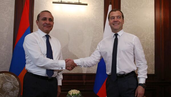 Председатель правительства РФ Дмитрий Медведев и премьер-министр Армении Овик Абраамян. Архивное фото