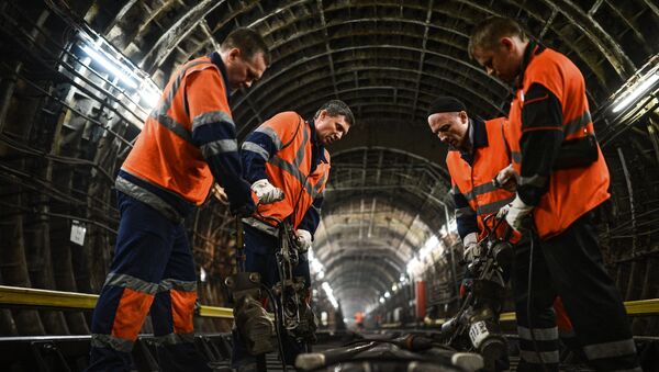 Сотрудники службы пути проводят работы в одном из тоннелей московского метрополитена.