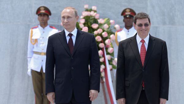 Президент России Владимир Путин и министр иностранных дел Кубы Бруно Эдуардо Родригес Паррилья (слева направо) на церемонии возложения венка к памятнику национальному герою Хосе Марти на площадиь Революции в Гаване