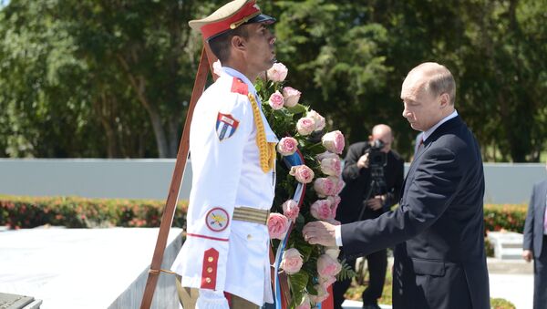 Владимир Путин на церемонии возложения венка к Мемориалу советского воина-интернационалиста в Гаване