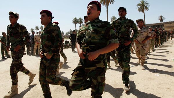 Тренировка в Багдаде добровольцев, вызвавшихся сражаться против боевиков ИГИЛ
