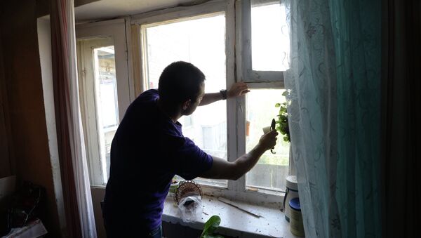 Житель многоквартирного дома в городе Марьинка под Донецком. Архивное фото