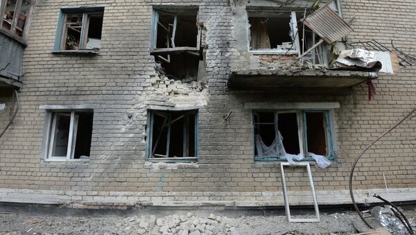 Разрушения в жилом многоквартирном доме, пострадавшем во время обстрела украинскими силовиками города Марьинки под Донецком. Архивное фото
