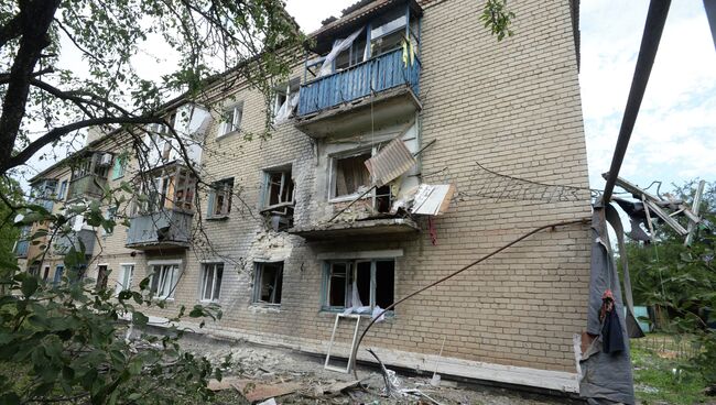 Разрушенный дом в городе Марьинки под Донецком. Архивное фото