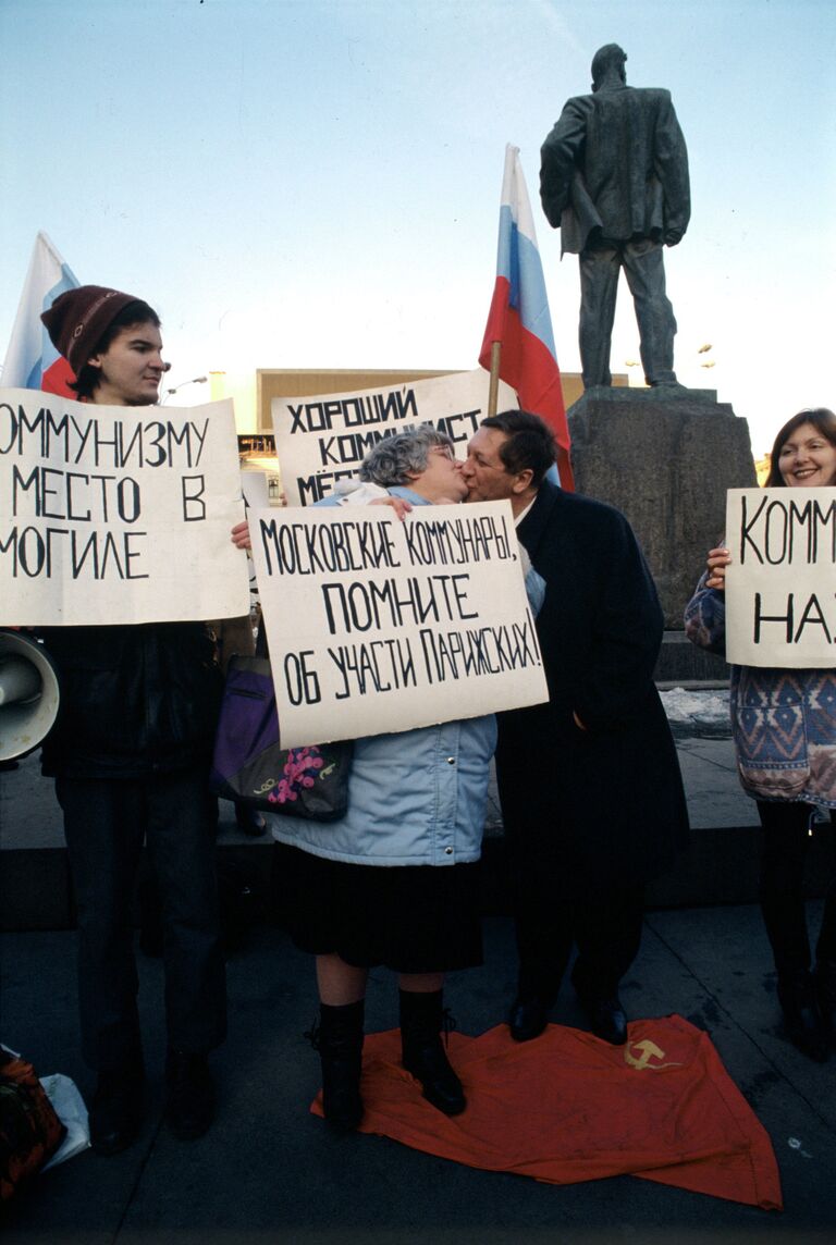 Валерия Новодворская и Константин Боровой на митинге