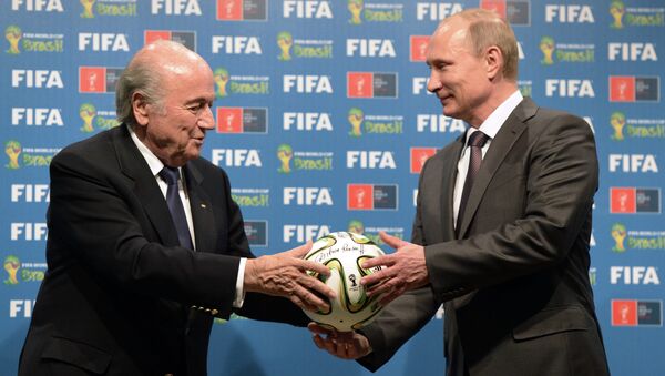 Президент России Владимир Путин и президент ФИФА Йозеф Блаттер. Архивное фото