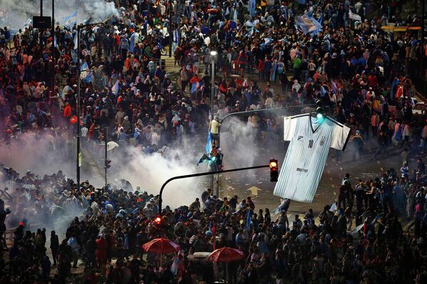 Беспорядки после поражения сборной Аргентины на чемпионате мира по футболу. Буэнос-Айрэс, Аргентина