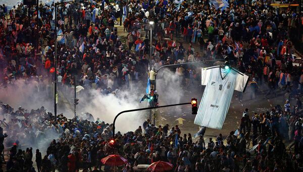 Беспорядки после поражения сборной Аргентины на чемпионате мира по футболу. Буэнос-Айрэс, Аргентина