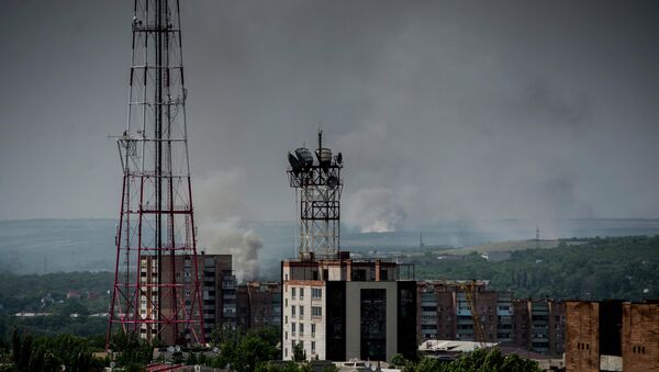 Город Луганск во время артиллерийского обстрела украинскими силовиками. Архивное фото