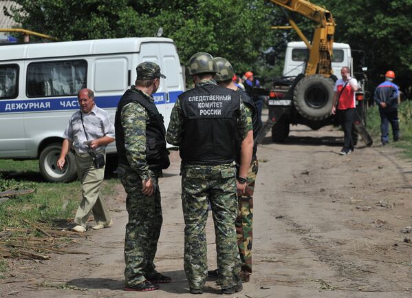 Сотрудники правоохранительных органов у одного из частных домов в городе Донецке Ростовской области