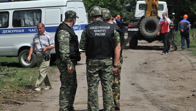 Сотрудники правоохранительных органов у одного из частных домов в Ростовской области