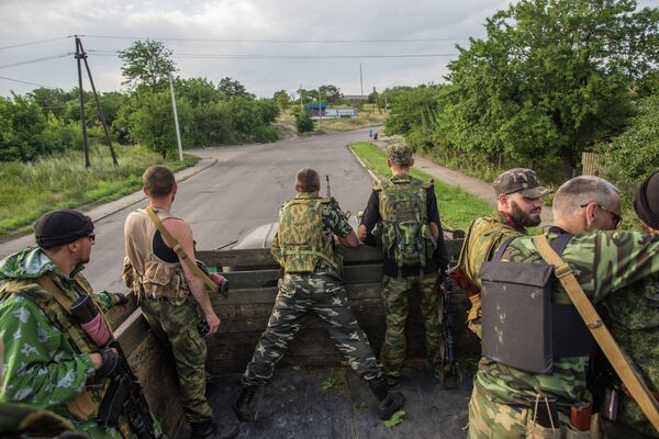 Бойцы ополчения Донбасса в городе Снежное, где происходят боестолкновения с украинской армией