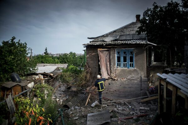 Разрушенный в результате артиллерийского обстрела украинскими силовиками частный дом в Луганске