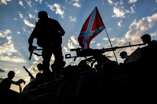 Бойцы ополчения Донбасса в городе Снежное, где происходят боестолкновения с украинской армией