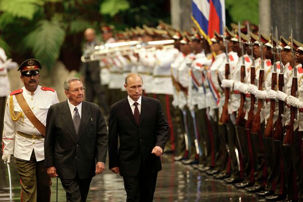 Президент Кубы Рауль Кастро и Президент России Владимир Путин во время приветственной церемонии во Дворце Революции в Гаване, 11 Июля 2014