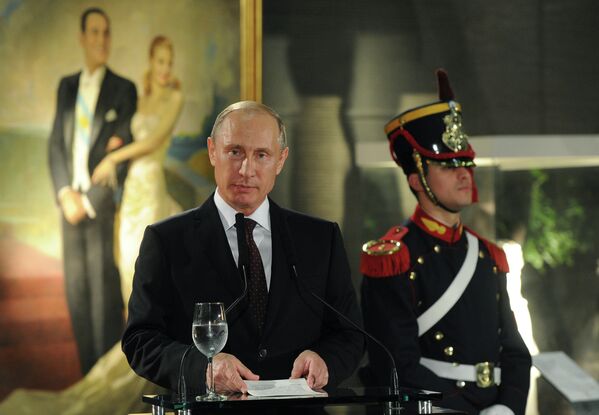 Президент России Владимир Путин во время официального обеда от имени президента Аргентины Кристины Фернандес де Киршнер в Буэнос-Айресе, 12 июля 2014