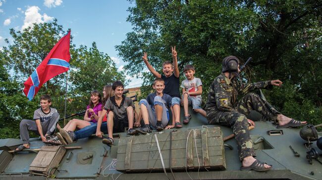 Дети с ополченцами в городе Снежное. Архивное фото