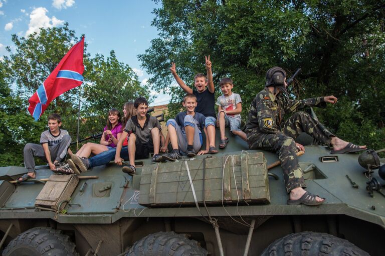 Бойцы ополчения Донбасса и дети в городе Снежное