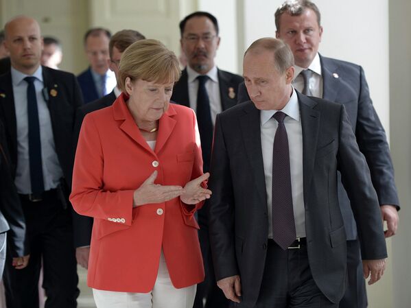 Президент России Владимир Путин и канцлер Германии Ангела Меркель во время встречи в Рио-де-Жанейро 13 июля 2014