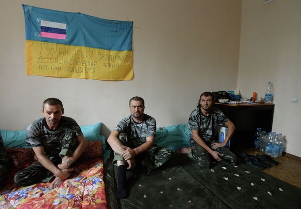 Пленные военнослужащие украинской армии в штабе ополчения в городе Горловка Донецкой области Пленные военнослужащие украинской армии в штабе ополчения в городе Горловка Донецкой области