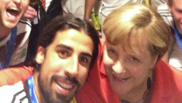 Селфи футболиста сборной Германии Сами Хедира с канцлером Ангелой Меркель и игроками сборной