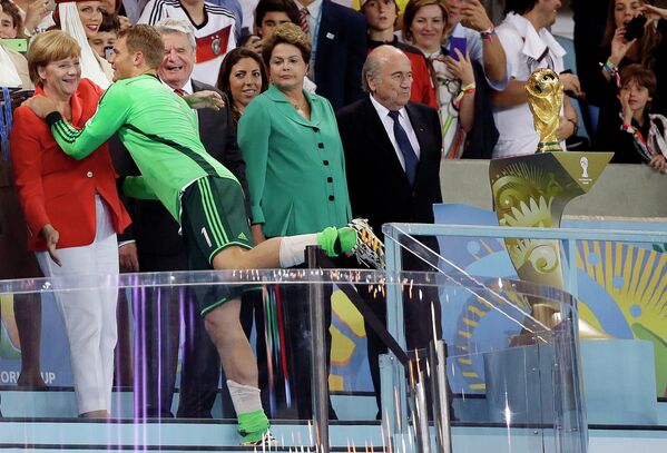 Канцлер Германии Ангела Меркель и вратарь сборной Германии Мануэль Нойер после футбольного матча между Германией и Аргентиной на стадионе Маракана в Рио-де-Жанейро