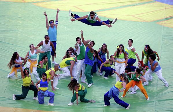 Танцоры выступают во время церемонии закрытия Чемпионата Мира по футболу в Рио-де-Жанейро, Бразилия